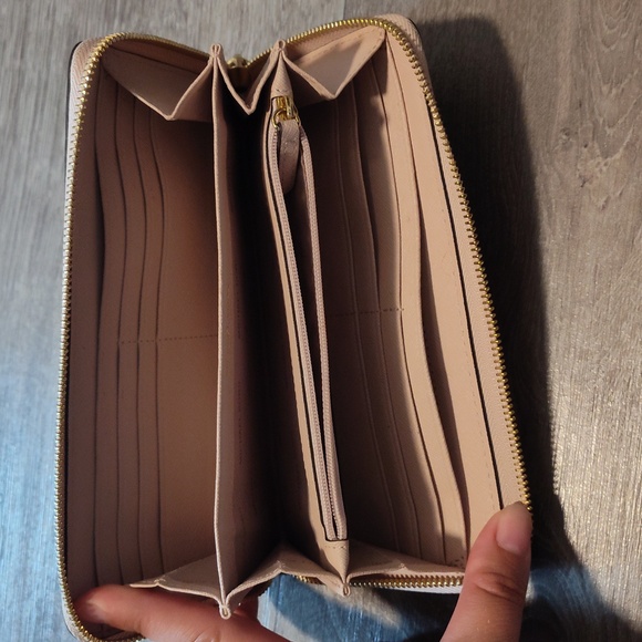 Michael Kors Zip wallet - Picture 3 of 7